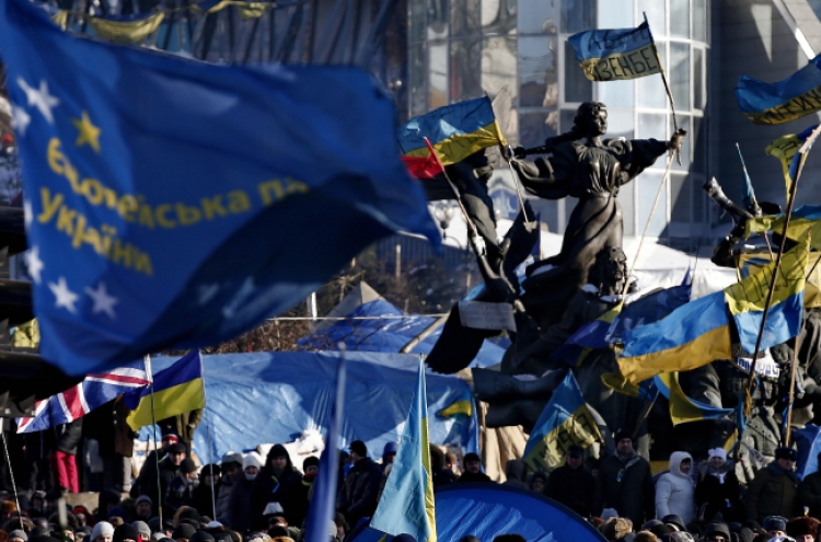 Ukrainian leader returns amid protests