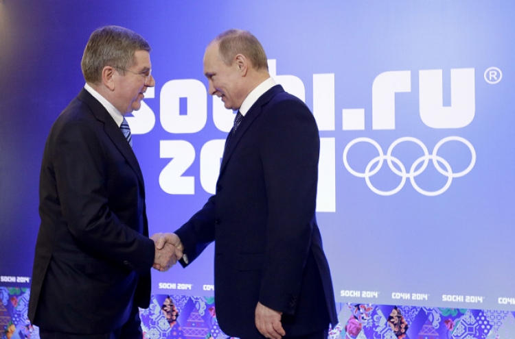 Putin strokes leopard, wins support