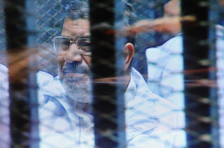 Egypt adjourns Morsi trial in stormy start