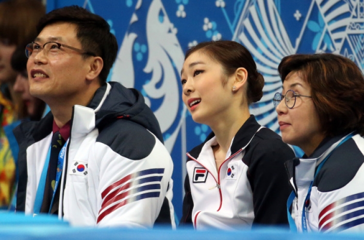 Kim Yu-na battles nerves to take figure skating lead