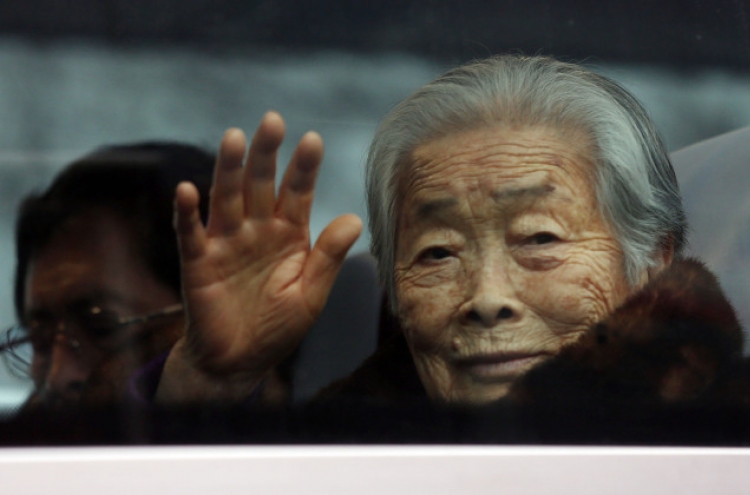 Over 100 S. Koreans leave for N. Korea for family reunions