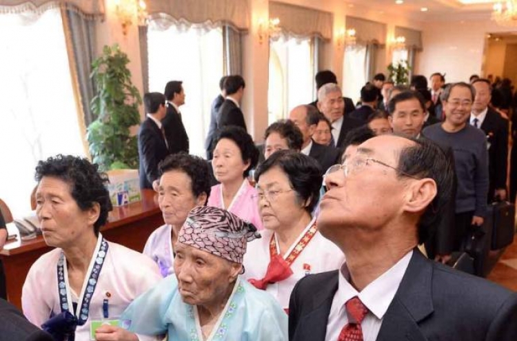 Families of two Koreas hold 2nd day of reunions