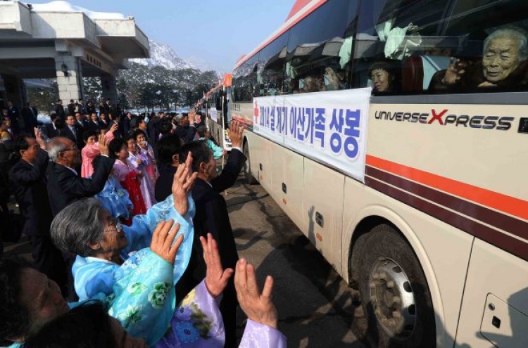 Separated Korean families hold last day of reunions