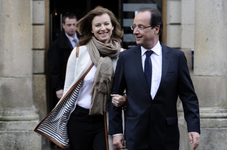 French president Hollande threatened to be destroyed by ex-partner