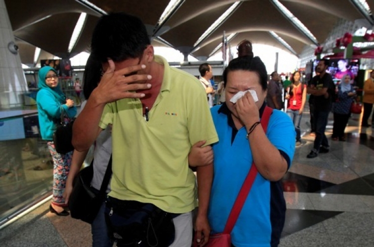 Malaysia, Vietnam mount search for airliner carrying 239 people