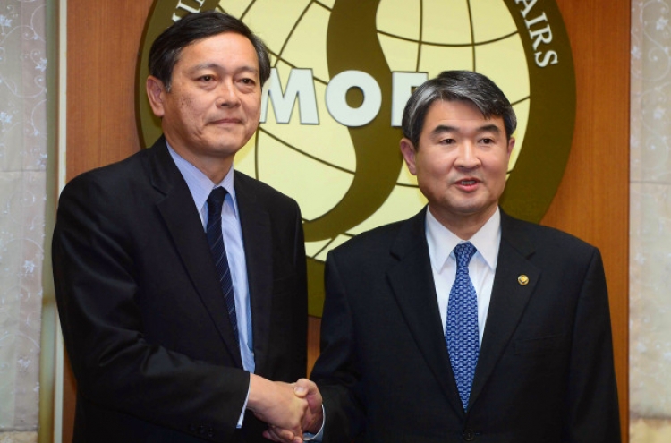 Korean, Japanese officials hold fence-mending talks