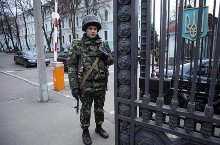 Ukraine soldiers 'allowed to use arms' following first death
