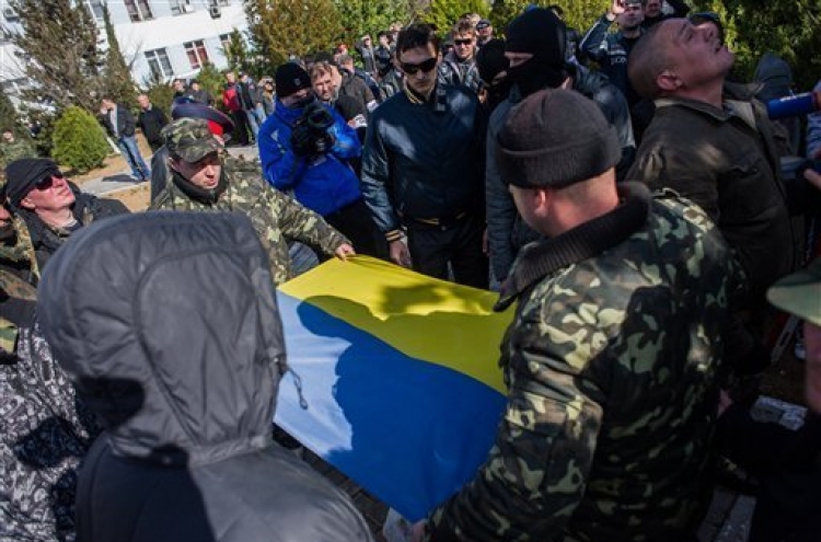 Ukraine bows to Crimea seizure, plans for pullout