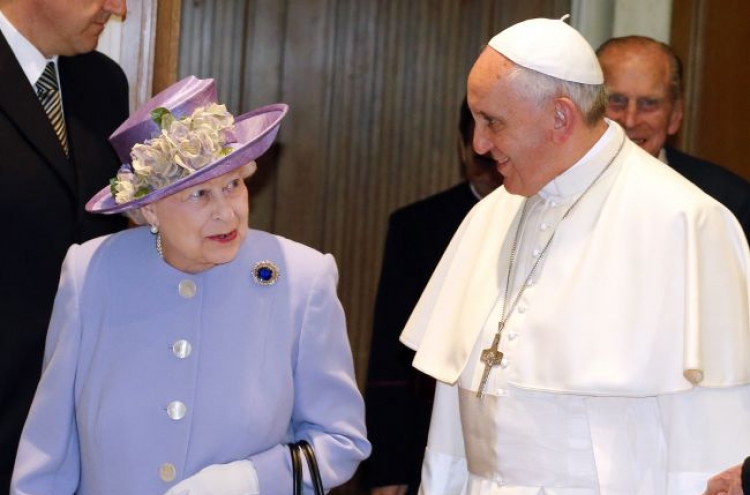 Queen visits pope in Rome