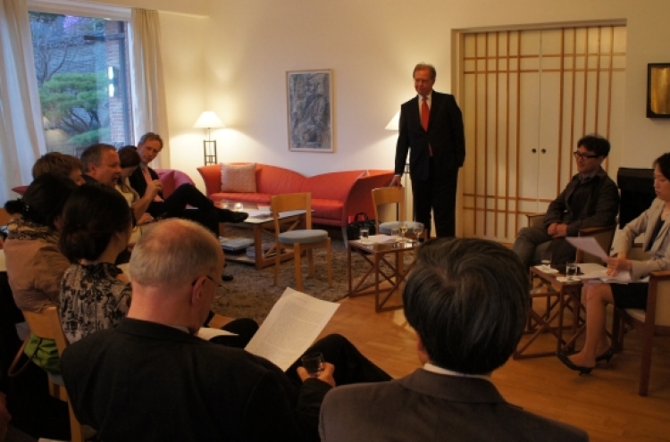 Swedish ambassador hosts novelist Lee Kiho
