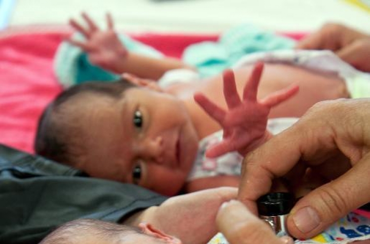 ‘Kangaroo care’ trumps incubators for babies