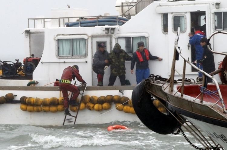 [Ferry Disaster] 3 divers swept by waves rescued: report