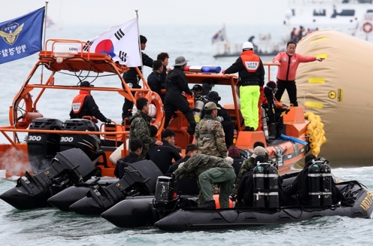 [Ferry Disaster] Navy sailor dies from injury sustained while supporting Sewol rescue