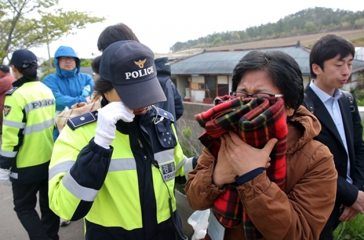 [Ferry Disaster] Families of missing passengers clash with police