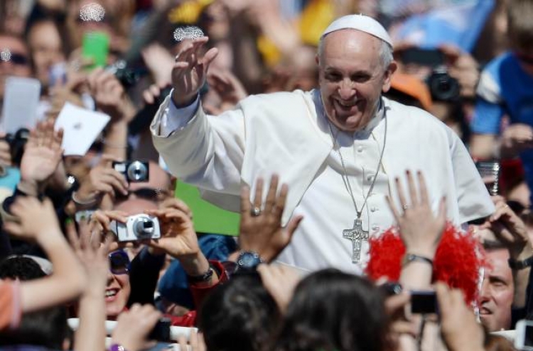 Pope, huge crowd mark Easter