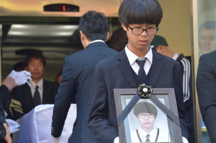 [Ferry Disaster] Families bid tearful farewells to loved ones