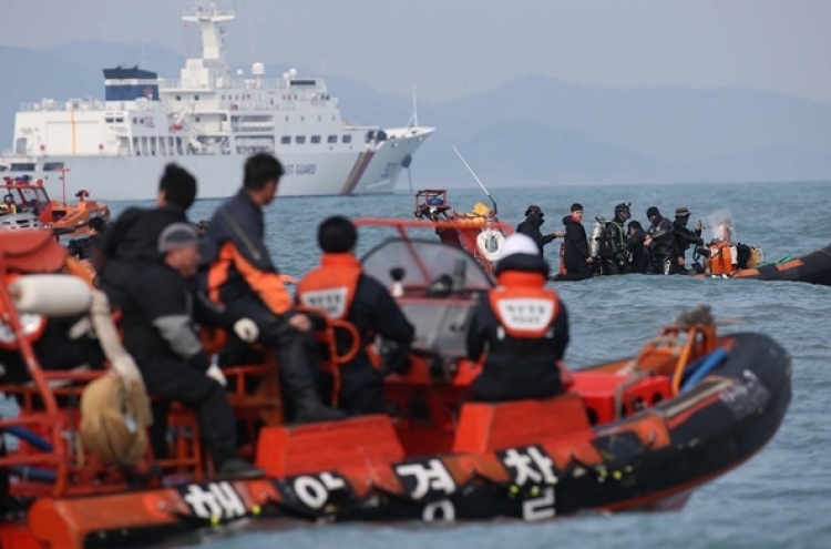 [Ferry Disaster] Divers enter Sewol, death toll rises to 87