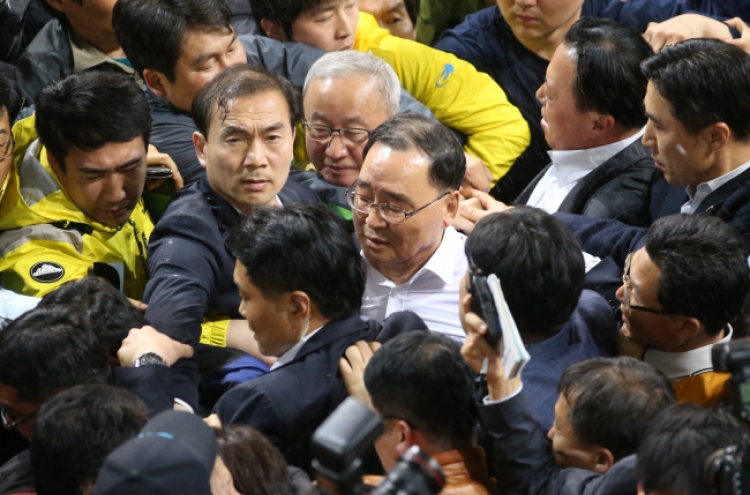 [Newsmaker] Resignation attempts to stem Sewol fallout