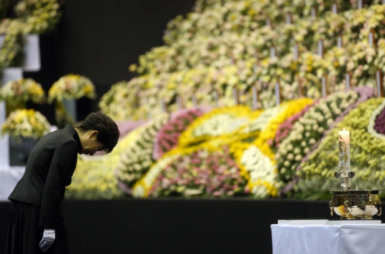 Park visits mourning altar, pays respect to ferry victims