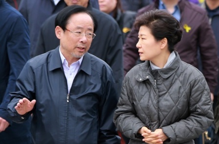 President Park Geun-hye visits Sewol victims’ families