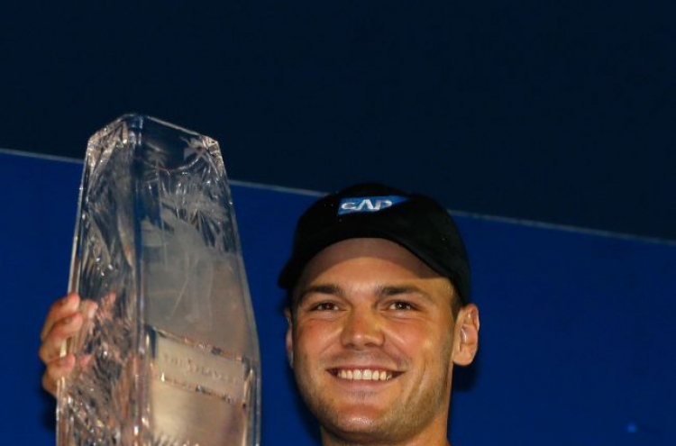 Kaymer holds on to win Players
