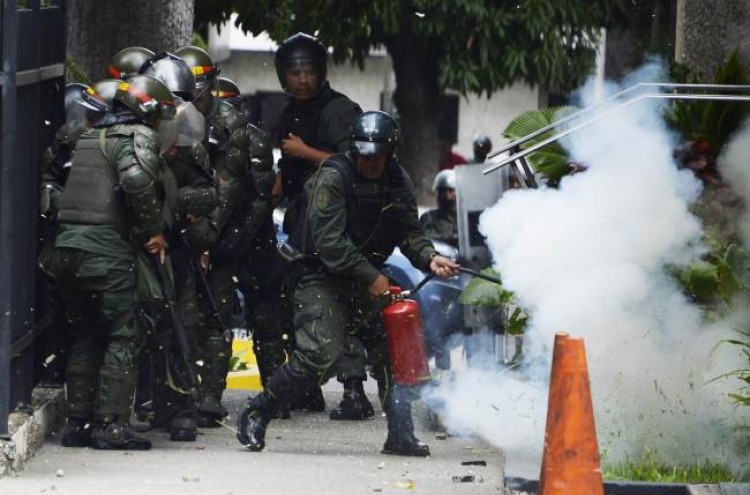 Venezuelan police arrest 80 in clashes