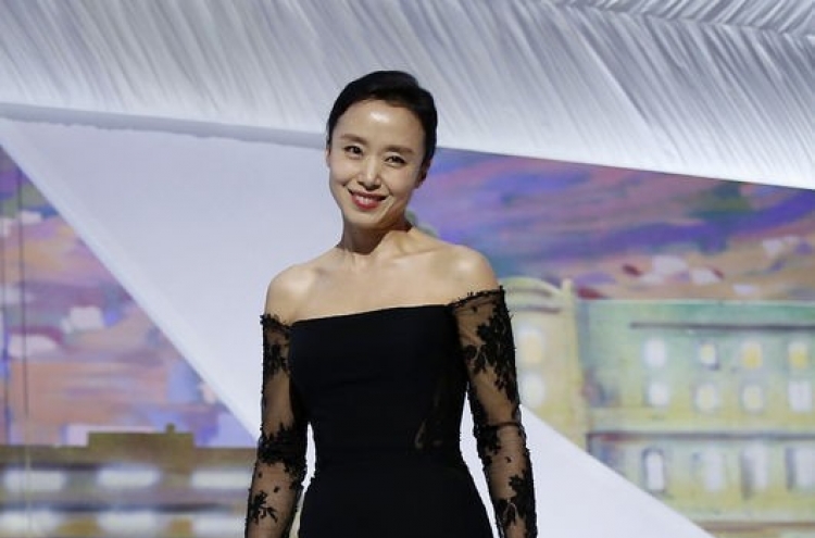 Dress styles of Korean actresses heat Cannes
