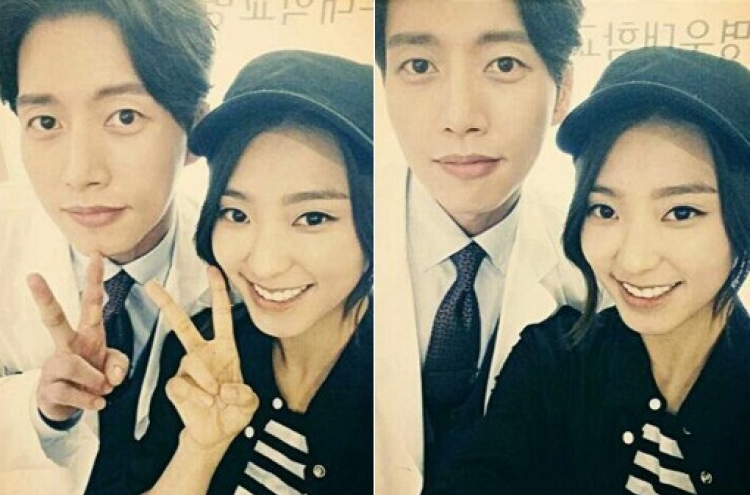 SISTAR’s Bora takes selfie with Park Hye-jin