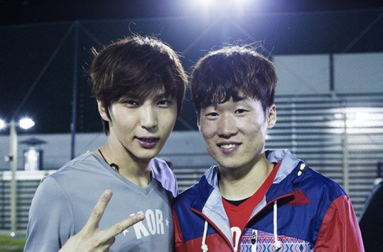 VIXX’s Leo meets his idol, football legend Park Ji-sung