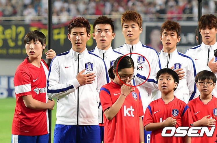 Ki Sung-yueng in hot water over left hand salute