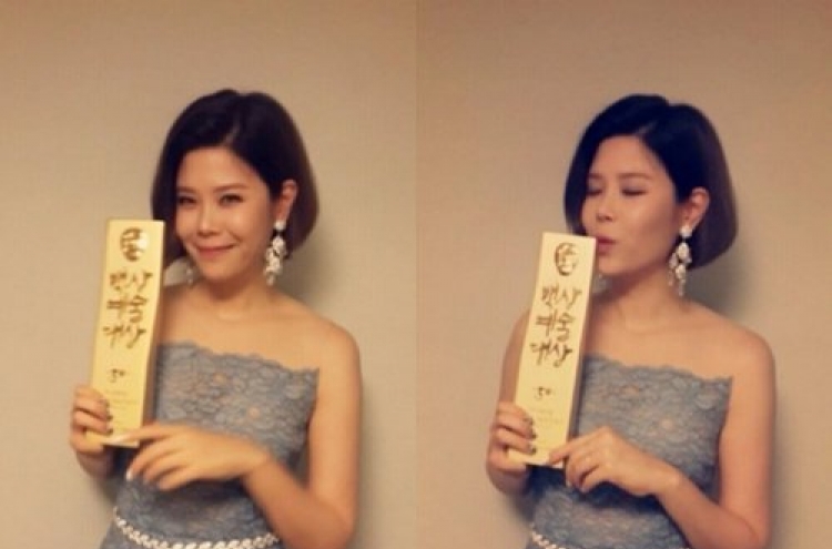 Singer Lyn receives ‘original soundtrack award’ at Baeksang