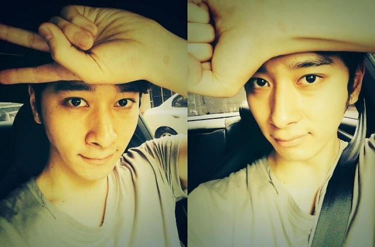 2PM member sparks complaints for election day victory selfie