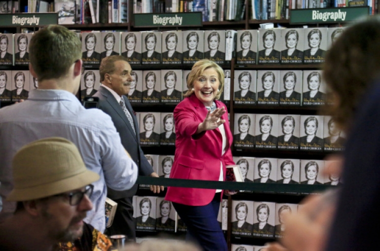 (Photo News) Clinton on book tour