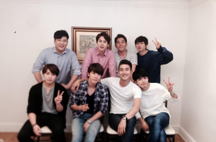 Siwon tweets Super Junior photo