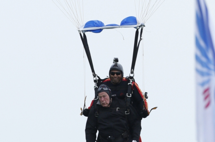 Bush celebrates 90th birthday with skydiving