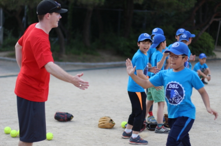 Daegu Softball League runs match for local orphanage