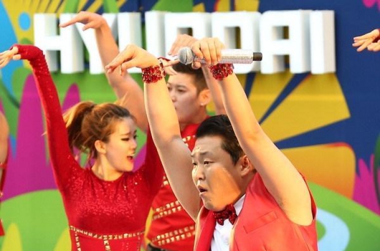 Psy gives a thumbs up for Korea WC team