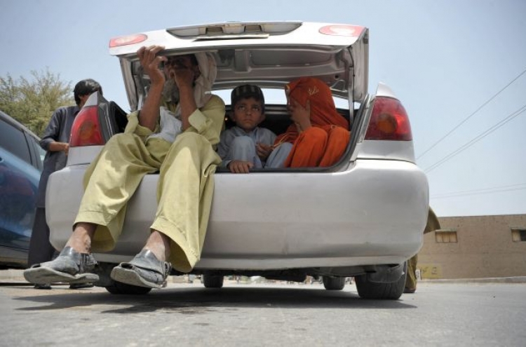 30,000 flee Pakistan military offensive against Taliban