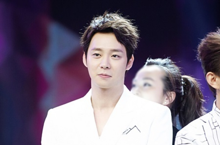 Park Yoo-chun glows in white suit on Chinese show