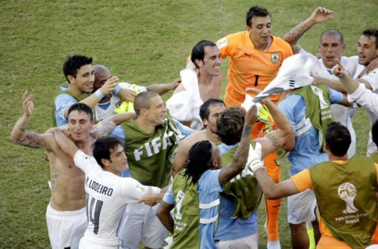 [World Cup] Uruguay beats Italy to advance; Greece late winner