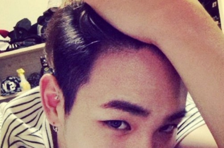 Key of SHINee posts selfie with new hairstyle