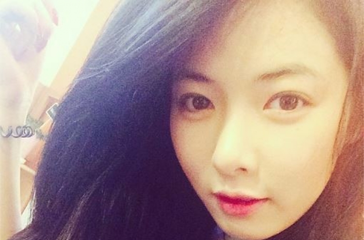HyunA stuns in make-up free selfie