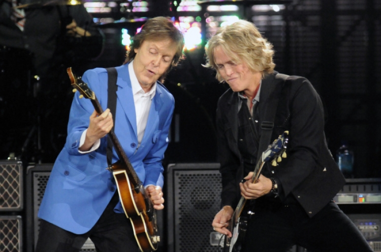 Paul McCartney returns to stage after hospitalization