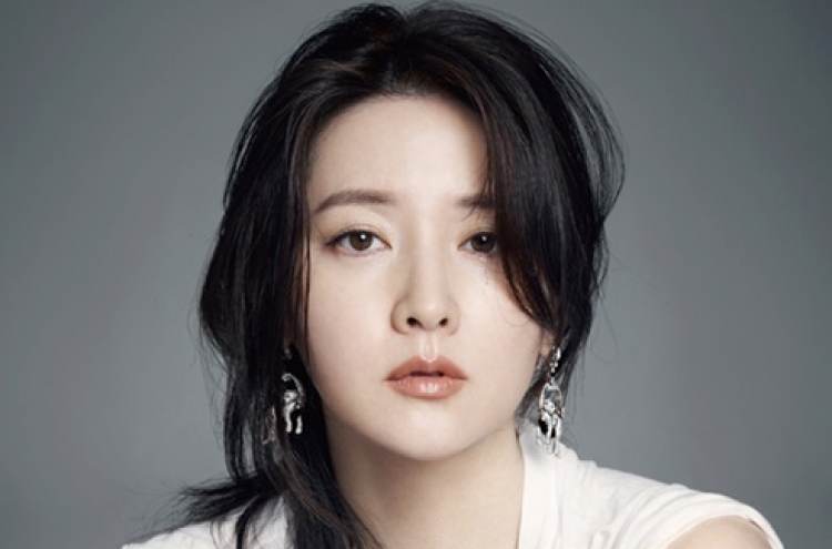 Lee Young-ae boasts casual yet chic style