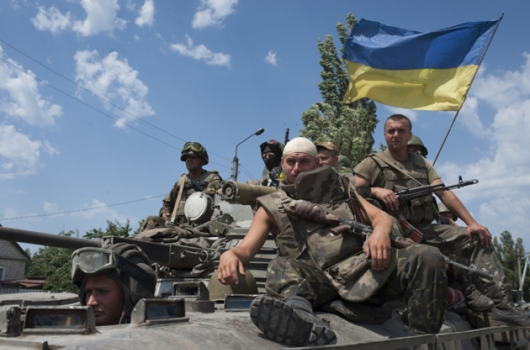 Refugees flee Ukraine rebel bastions