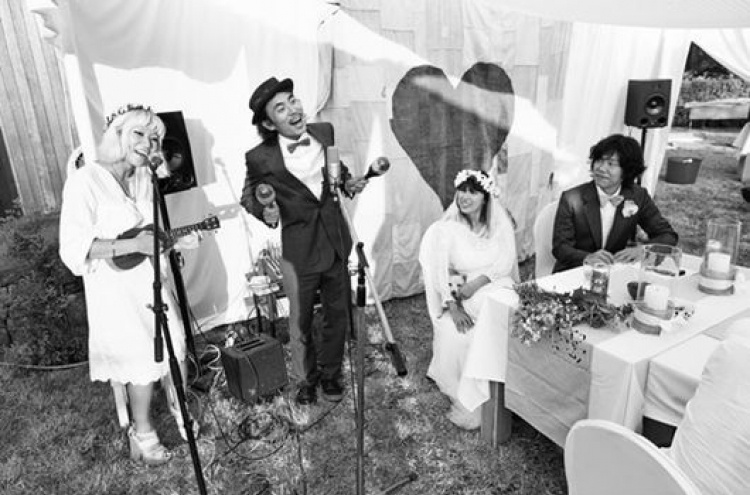 Lee Hyori belatedly unveils wedding photos