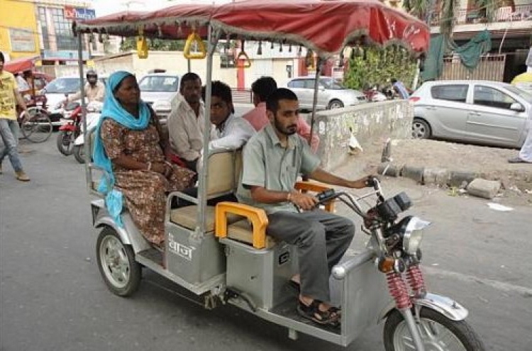 E-rickshaws take over New Delhi roads