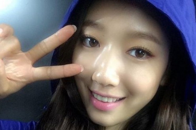 Park Shin-hye flaunts perfect skin in selfie
