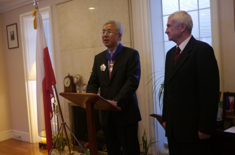 Korean envoy receives Polish medal