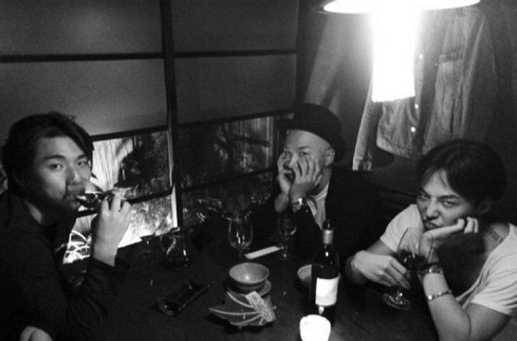 G-Dragon with Taeyang, Daesung drinking wine